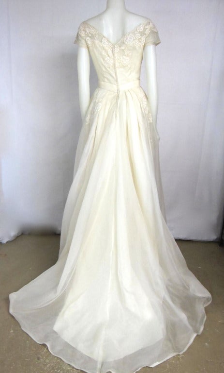 Gorgeous  1950s 1960s Champagne Organza & Lace Wedding dress with Train and bow. The lace is  amazing as it sits slightly off the shoulder.  The train lovely and simple.. Sophisticated wedding dress! 

Bust: 34