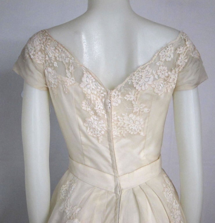 1950s 1960s Champagne Organza  & Lace Wedding Dress -Train & Bow In Excellent Condition For Sale In San Francisco, CA