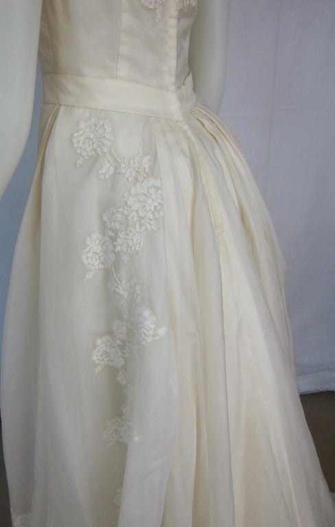 1950s 1960s Champagne Organza  & Lace Wedding Dress -Train & Bow For Sale 2