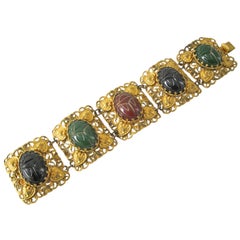 Or fantaisie des années 1940  Bracelet Filigree Chunky Multi-Color Carved Glass Scarabs (Scarabées en verre sculpté)