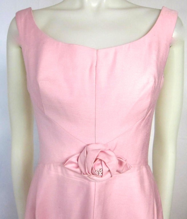 Gorgeous Pink linen dress.  Pink is the trend! The fabric  is very hight quality. Flattering waistline with rose. Metal zipper.

Bust: 34