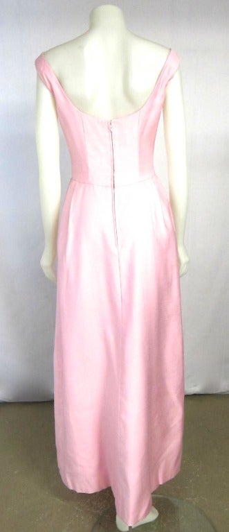 1960s  Trending Pink Linen Flattering Waist w Rose Long Dress In Excellent Condition For Sale In San Francisco, CA