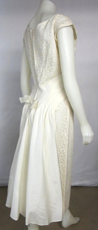 1950s Emma Domb White Lace Back Train Column Garden Court House Wedding Dress- LG In Excellent Condition For Sale In San Francisco, CA
