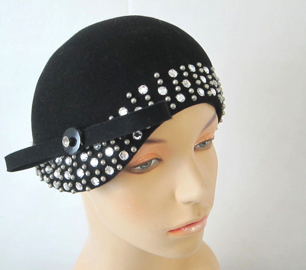 1920s Style Black Felt w Rhinestones & Bow Cloche Hat -Mr.John In Excellent Condition For Sale In San Francisco, CA