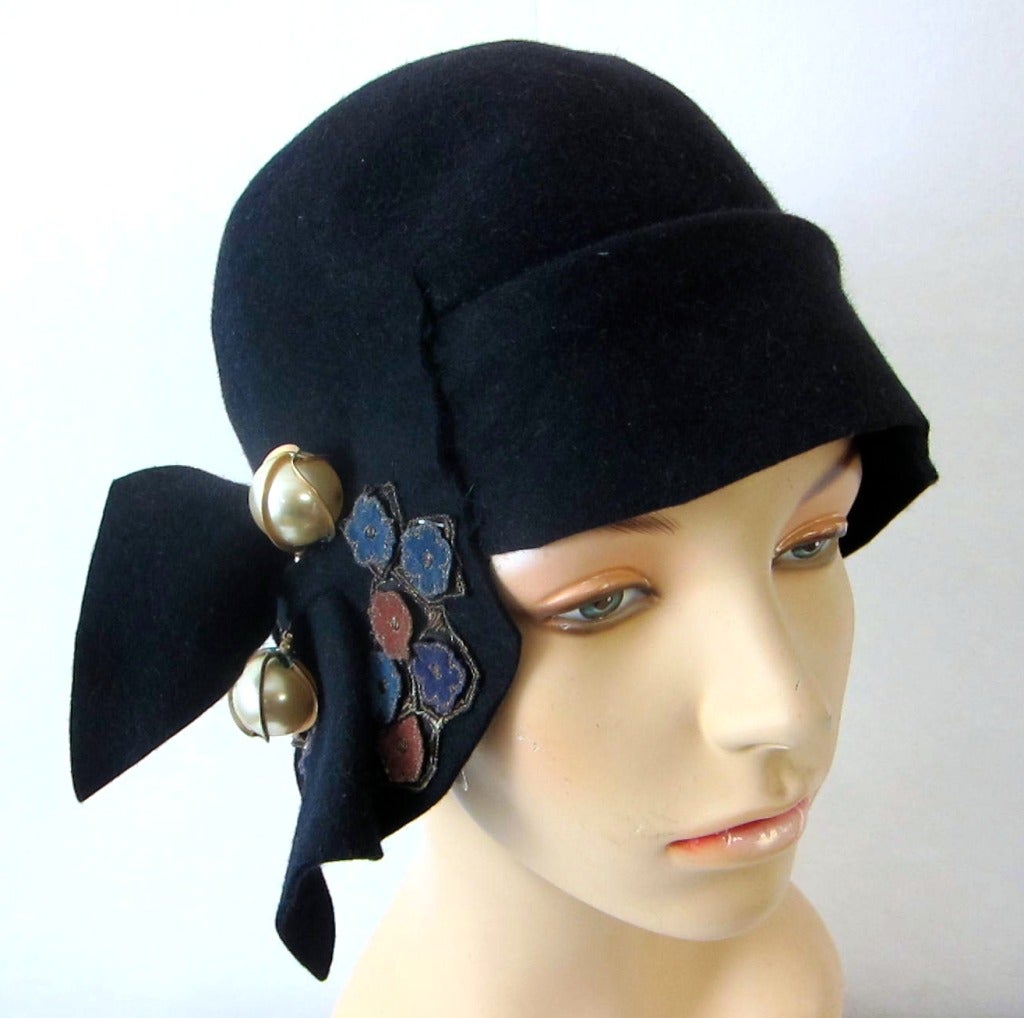 1920s Navy Blue Felt Cloche hat with multi color flowers  Big Faux Pearl Hat Pin.  Fits a 22