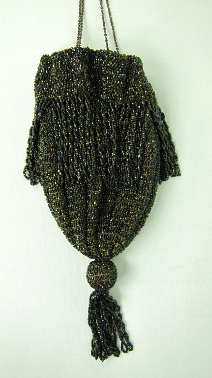 Featured is an excellent dark green sparkling glass bead flapper purse. The interior is excellent with a blue green cloth.<br />
It has it's original chain handle. Excellent condition, perfect for a collector.<br />
<br />
Measurements:<br