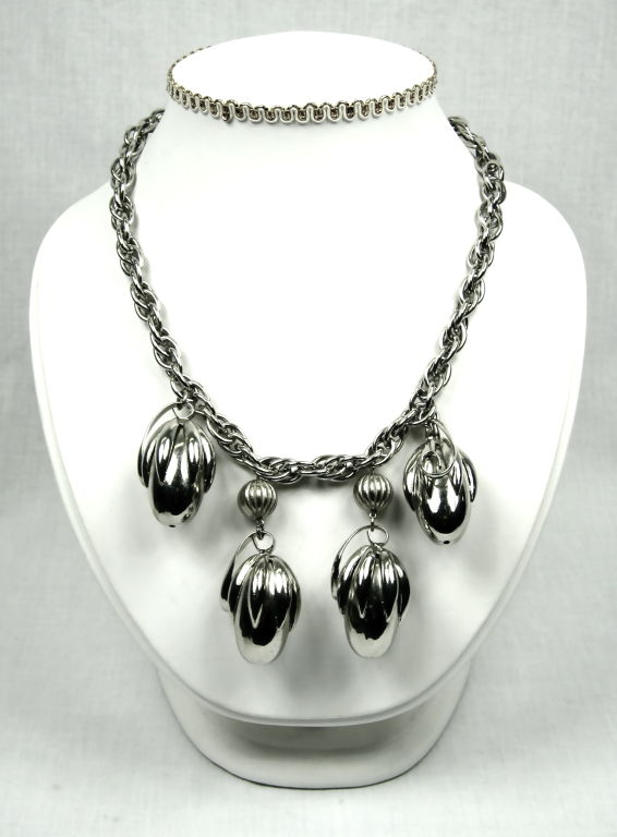 This is a beautiful chunky silver tone chunky necklace. It is unsigned. We believe it is Napier because we acquired several other Napier pieces of the same acorn shape. Excellent!<br />
<br />
Measurement:<br />
Neck 19