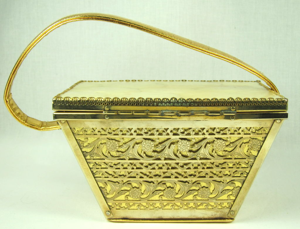 Women's VINTAGE 1940'S LARGE GOLD METAL SHELL TOP HANDBAG PURSE For Sale