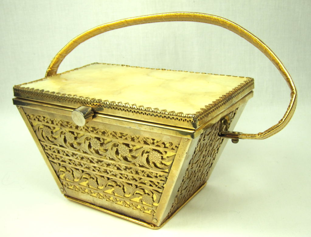 VINTAGE 1940'S LARGE GOLD METAL SHELL TOP HANDBAG PURSE For Sale 6