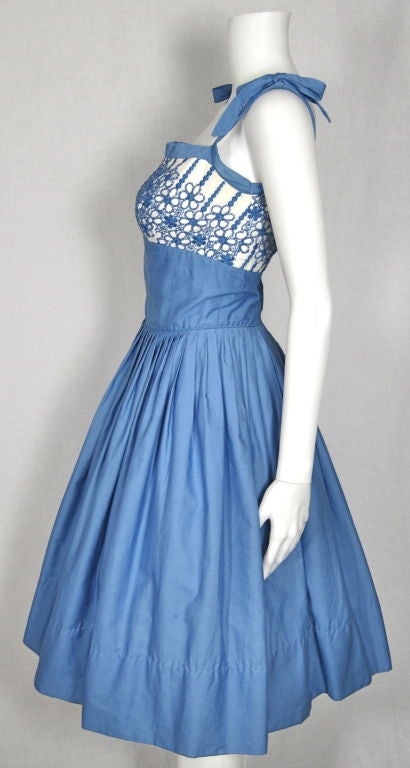 VINTAGE 1950s BLUE & WHITE FRESH SUMMER COTTON FULL SKIRT DRESS For Sale 1