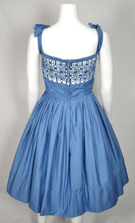VINTAGE 1950s BLUE & WHITE FRESH SUMMER COTTON FULL SKIRT DRESS For Sale 2