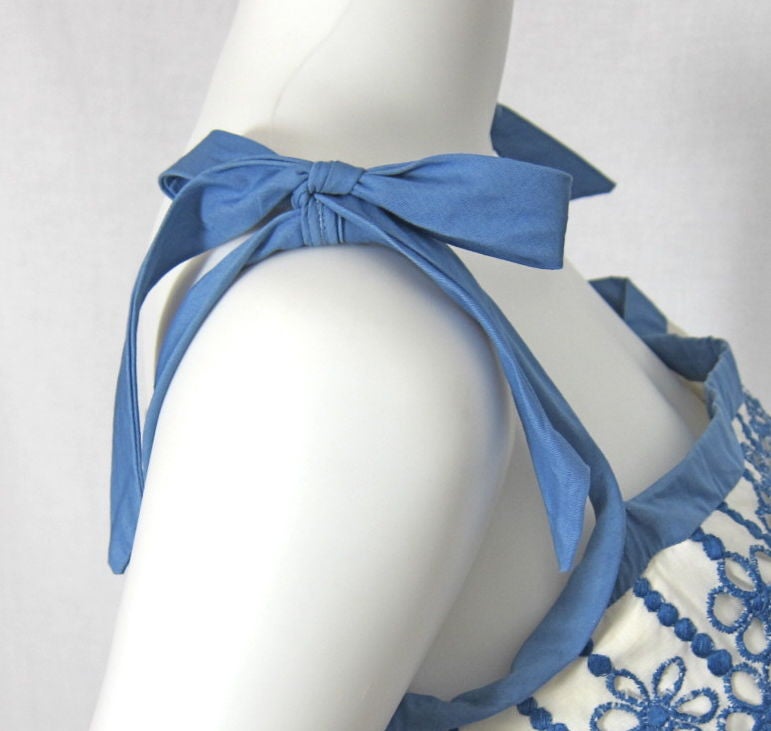 VINTAGE 1950s BLUE & WHITE FRESH SUMMER COTTON FULL SKIRT DRESS For Sale 3