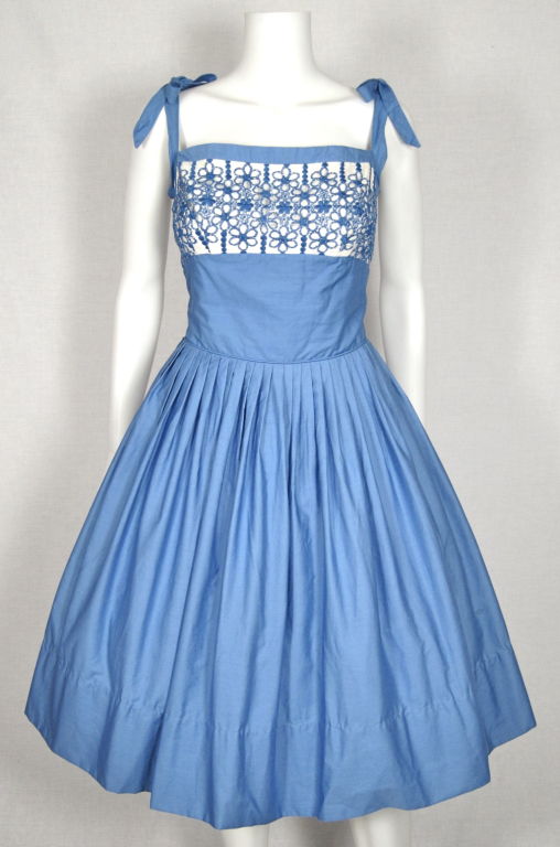 VINTAGE 1950s BLUE & WHITE FRESH SUMMER COTTON FULL SKIRT DRESS For Sale 4