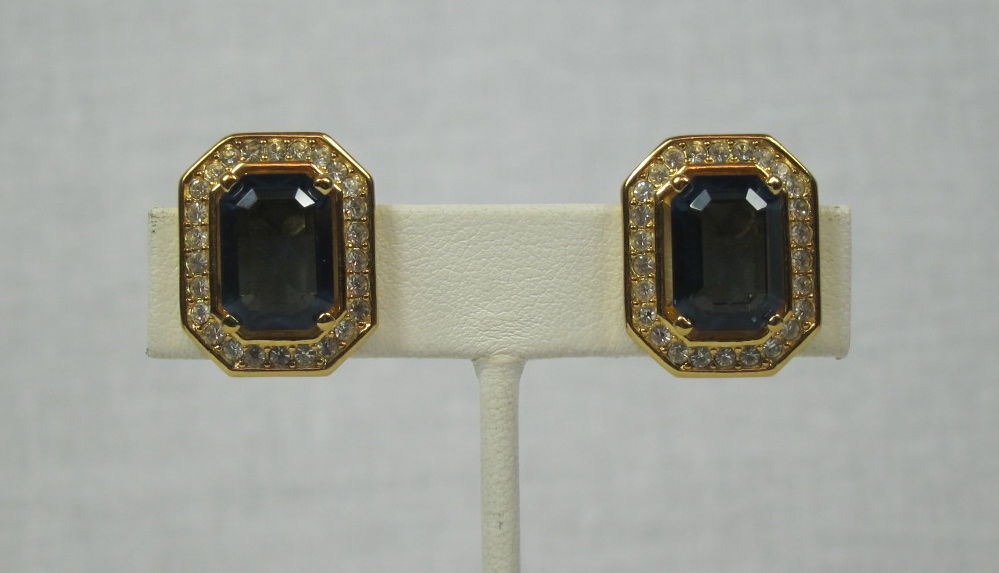 Vintage Christian Dior squared faceted glass sapphire stone surrounded by Swarovski crystals earrings Beautiful and sophisticated.

Excellent condition:

Measure: 1