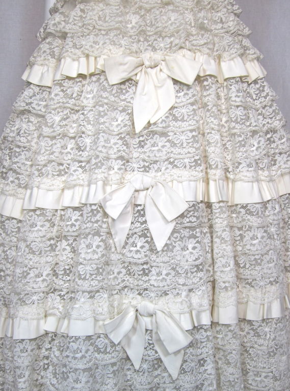 VINTAGE 1950s TIERED LACE RUFFLE & RIBBON BOW WEDDING GOWN In Excellent Condition For Sale In San Francisco, CA