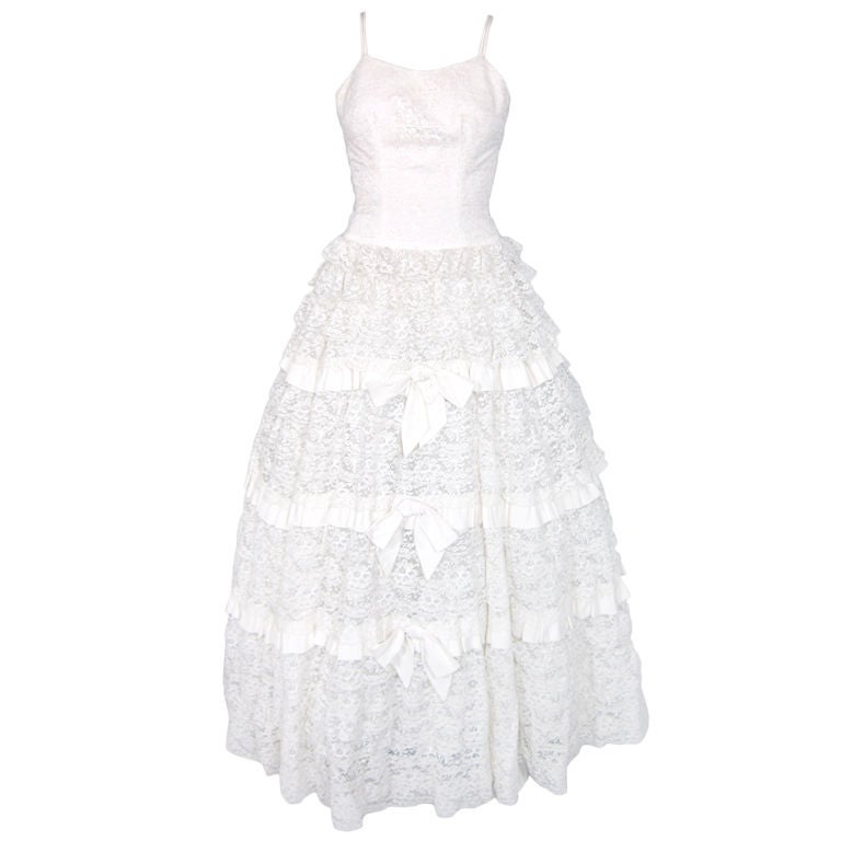 VINTAGE 1950s TIERED LACE RUFFLE & RIBBON BOW WEDDING GOWN For Sale