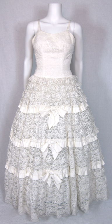 Women's VINTAGE 1950s TIERED LACE RUFFLE & RIBBON BOW WEDDING GOWN For Sale