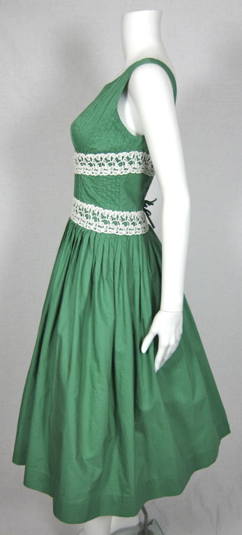 Women's VINTAGE 1960s GREEN SUMMER DRESS W PINTUCKED BODICE & LACE TRIM For Sale