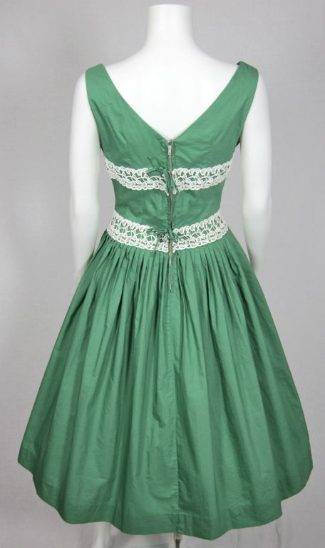 VINTAGE 1960s GREEN SUMMER DRESS W PINTUCKED BODICE & LACE TRIM For Sale 1