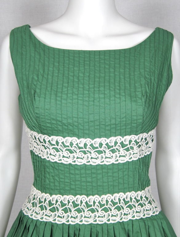 VINTAGE 1960s GREEN SUMMER DRESS W PINTUCKED BODICE & LACE TRIM For Sale 2