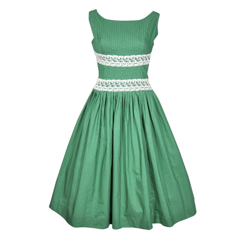 VINTAGE 1960s GREEN SUMMER DRESS W PINTUCKED BODICE & LACE TRIM For Sale