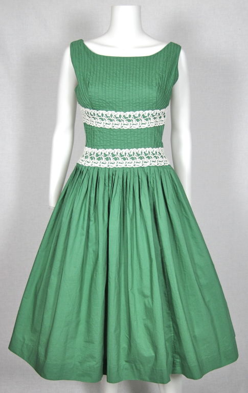 VINTAGE 1960s GREEN SUMMER DRESS W PINTUCKED BODICE & LACE TRIM For Sale 4
