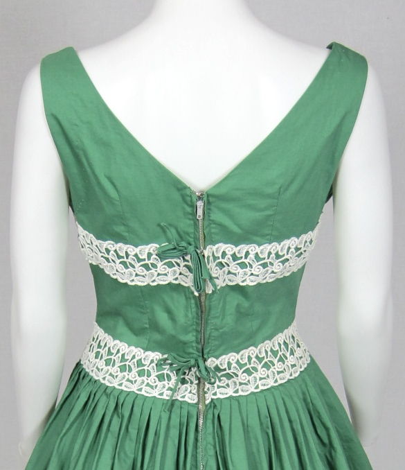 VINTAGE 1960s GREEN SUMMER DRESS W PINTUCKED BODICE & LACE TRIM For Sale 3