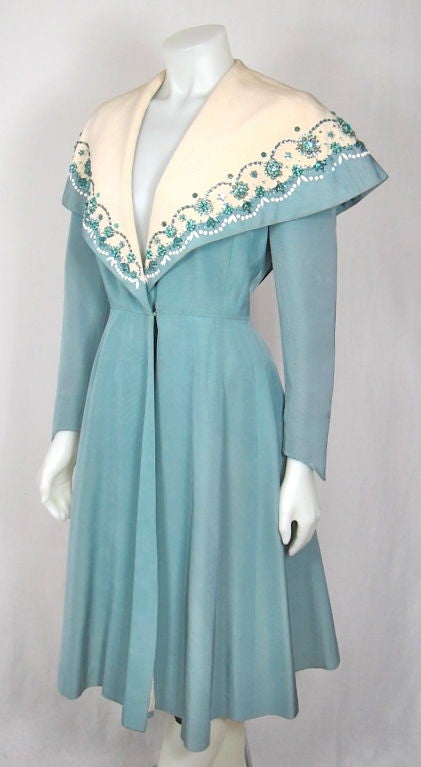 HARTNELL 1950s COUTURE SILK COAT LONDON EXHIBIT In Excellent Condition For Sale In San Francisco, CA