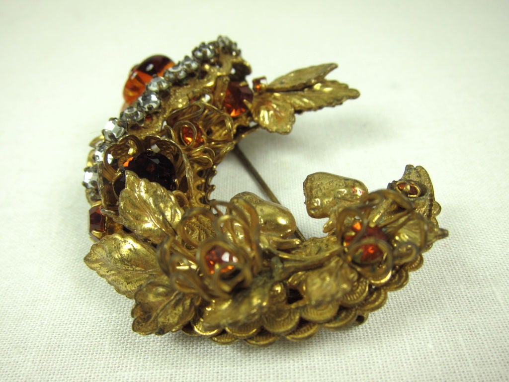 VINTAGE MIRIAM HASKELL CRESCENT WREATH AMBER BROOCH For Sale 2