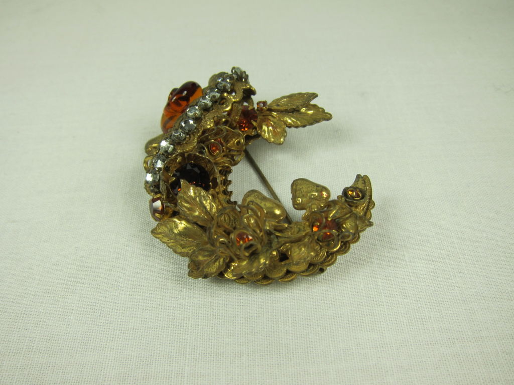 VINTAGE MIRIAM HASKELL CRESCENT WREATH AMBER BROOCH For Sale 3