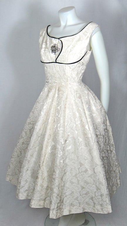 Women's 1950s SHELF BUST WHITE DAMASK PARTY WEDDNG DRESS velvet trim For Sale