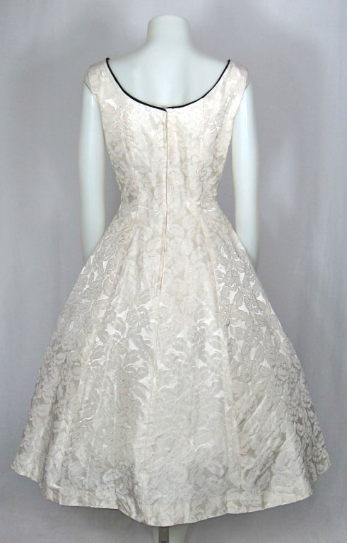 1950s SHELF BUST WHITE DAMASK PARTY WEDDNG DRESS velvet trim For Sale 1