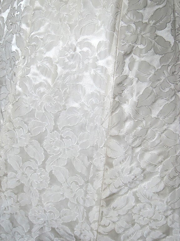 1950s SHELF BUST WHITE DAMASK PARTY WEDDNG DRESS velvet trim For Sale 3