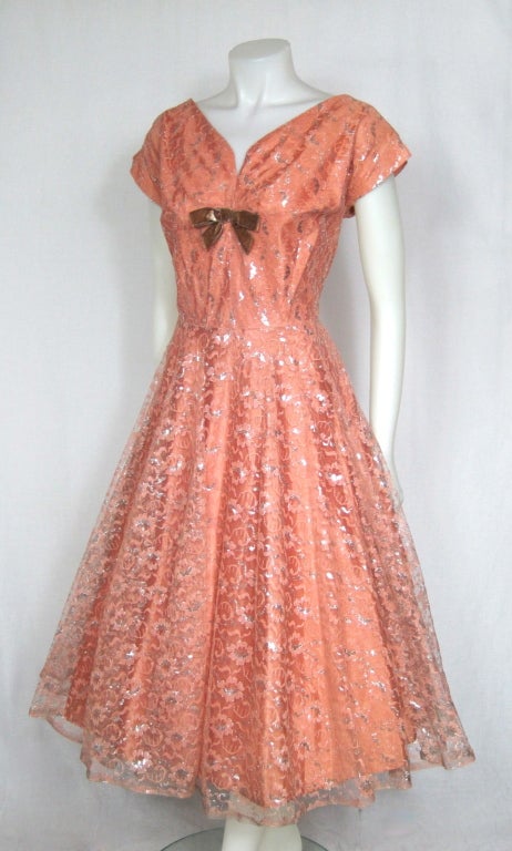 Women's VINTAGE 1950s Dusty Pink & Silver Lace Party Dress For Sale