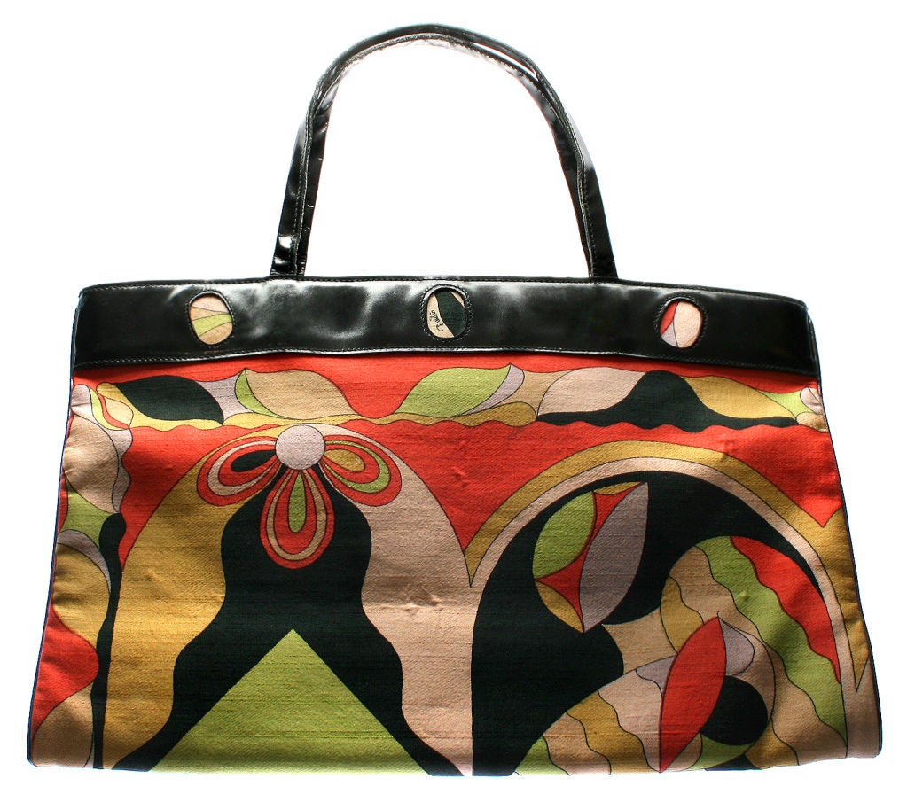 This is a great looking and usable bag with a wonderful vintage design. <br />
*Measurements*<br />
This bag measures in total 16 1/2