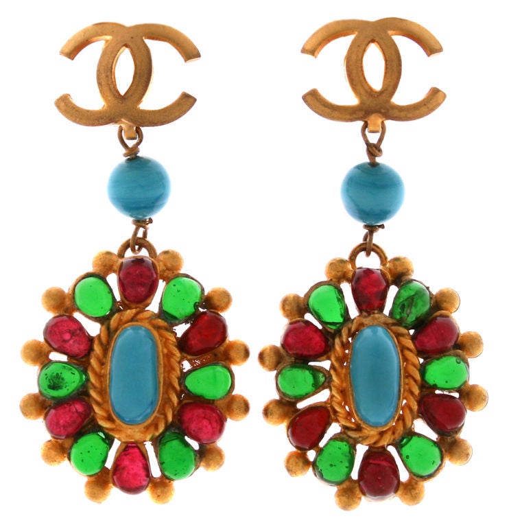 These are a beautiful pair of earrings.  Gripoix poured glass surrounds a center cabochon of turqoise accented by a gilt metal rope and gilt beads.