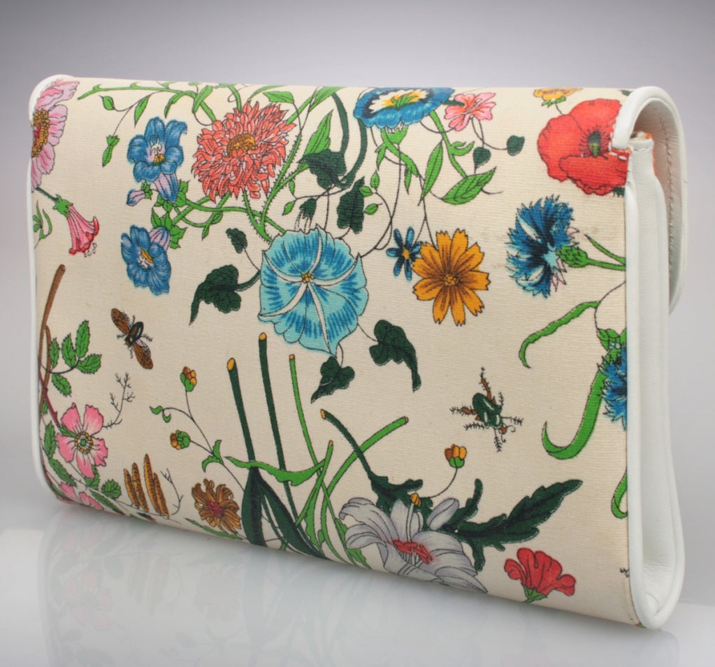 This is a bright and cheerful clutch just in time for Spring.  Covered with flowers from the garden, this clutch has a removable shoulder strap. The shoulder drop has a maximum drop of 22 inches. Inside the bag are two compartments...one with a