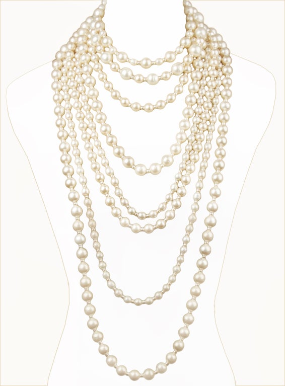 This is an absolutely spectacular CHANEL pearl necklace. Small pearls are strung in between larger ones to create a beautiful and elegant effect.<br />
*Measurements**<br />
15