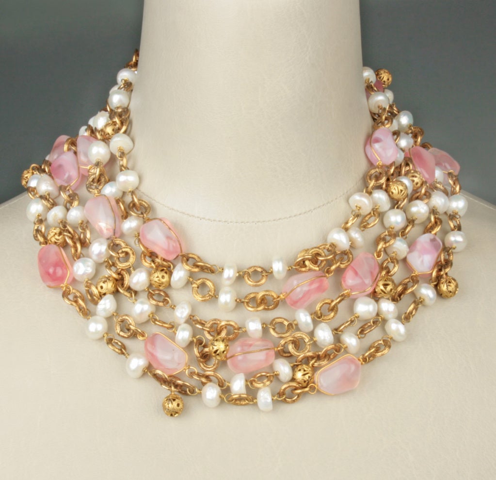 Couture CHANEL Necklace with Faux Pearls and Pink  Glass Stones For Sale 1