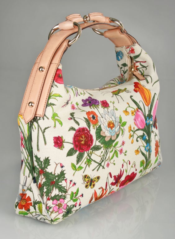 This is a great looking Gucci Handbag with the garden design. It has a large interior with one zipped pocket.  Perfect for Summer, Spring and Cruise.  Measuring 15