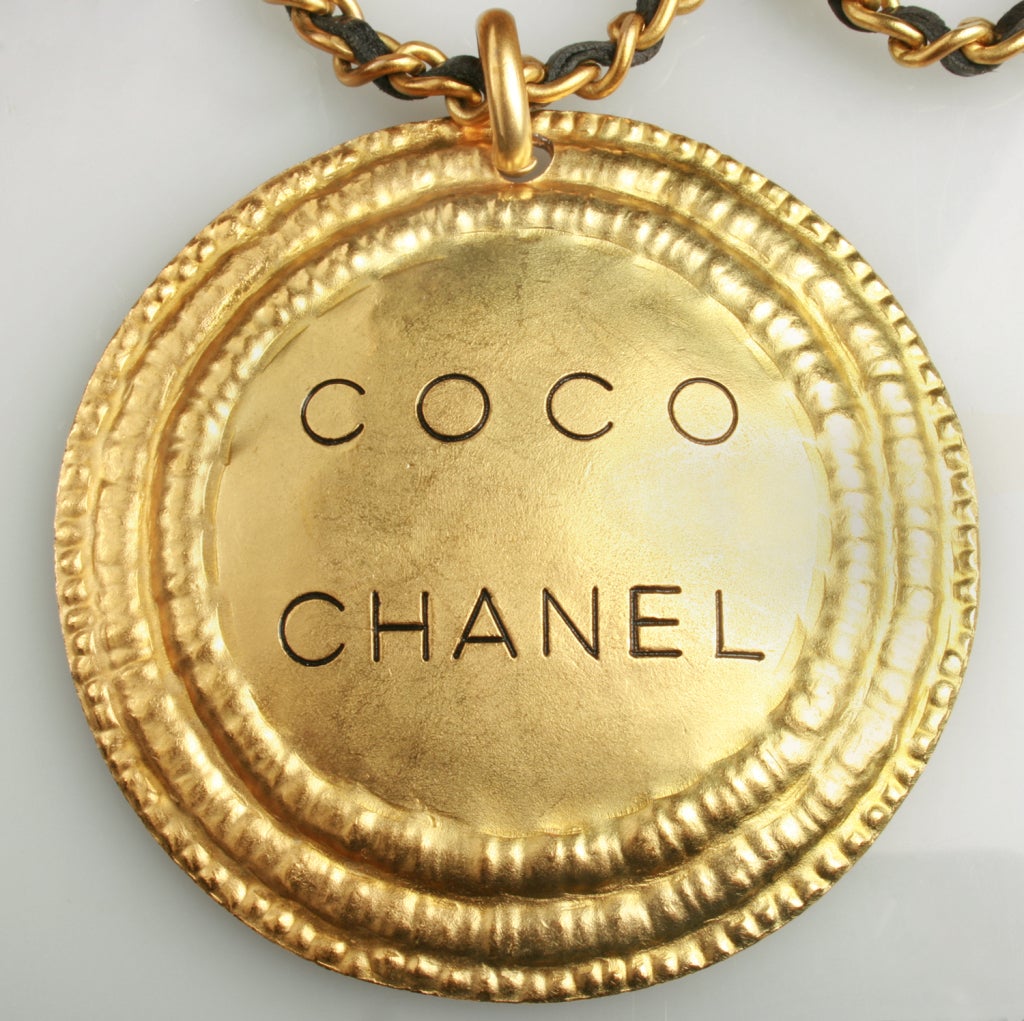 COCO CHANEL Medallion Necklace In Excellent Condition In Chicago, IL