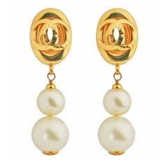 Chanel gilt Metal Logo Earrings with  Pearls