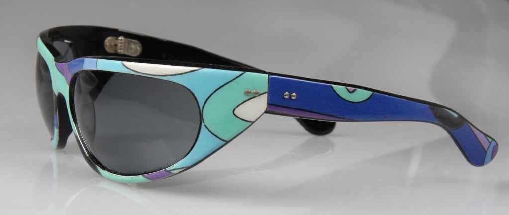 These are a wonderful vintage wrap pair of sunglasses in Pucci's Iconic mod design.