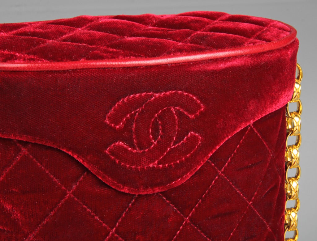 A wonderful quilted velvet binocular bag by CHANEL in amazing condition. One zippered interior pouch with an authenticity card and registration number.
The rich gold toned chain is 43