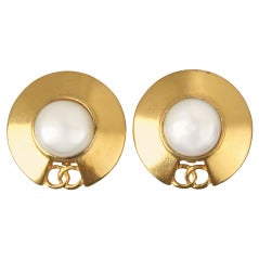 CHANEL Logo  Disc Earrings With Pearl