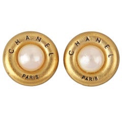 Faux pearl Button CHANEL Earrings