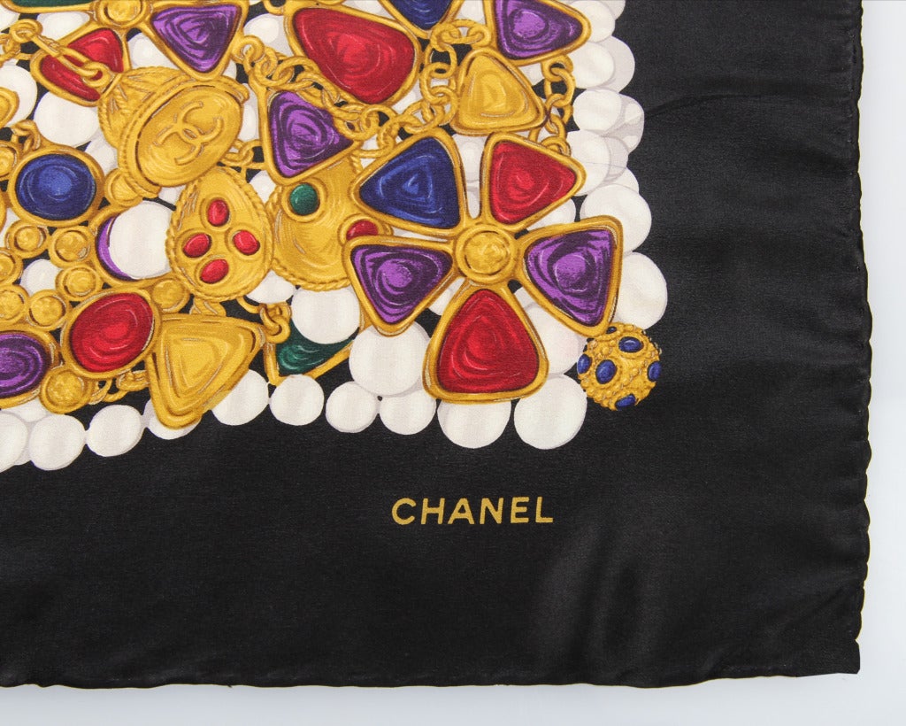 This is a great looking scarf.  The jewels are highlighted with a black border.