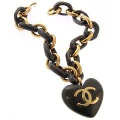 Rare et fabuleux collier CHANEL en bois avec logo en forme de cœur