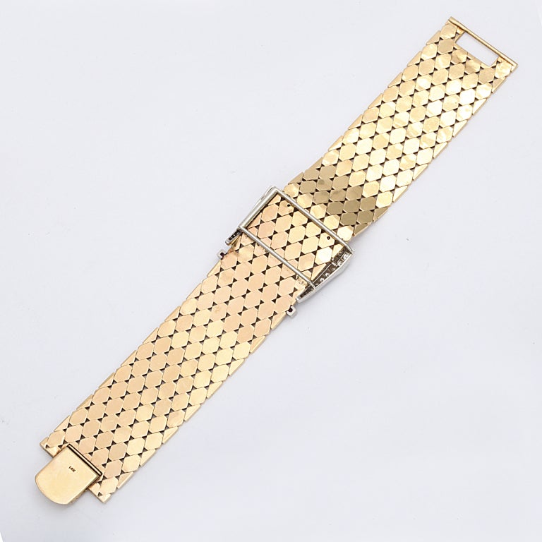 1940s Gold Clasp Bracelet In Excellent Condition For Sale In New York, NY