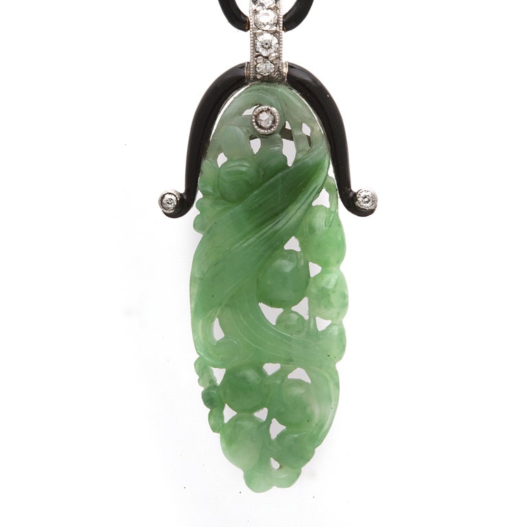 Art Deco Carved Jade Pendant Earrings In Good Condition For Sale In New York, NY